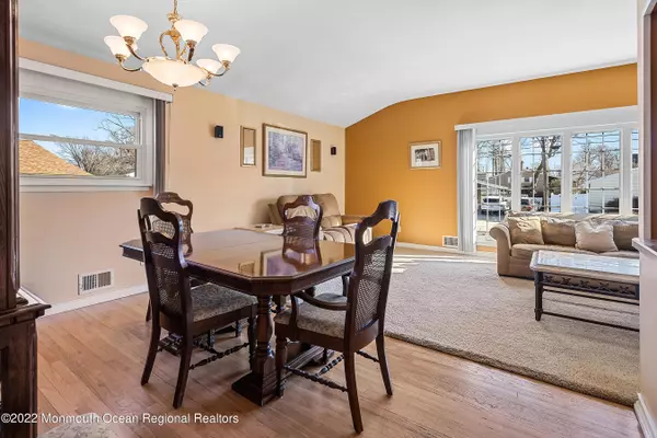 Keyport, NJ 07735,22 Woodshore E