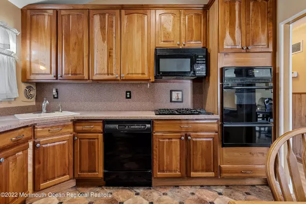 Keyport, NJ 07735,22 Woodshore E