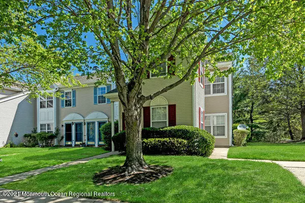 Holmdel, NJ 07733,33 Stagecoach Drive #18