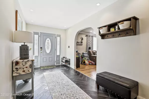 Holmdel, NJ 07733,11 Mount Drive