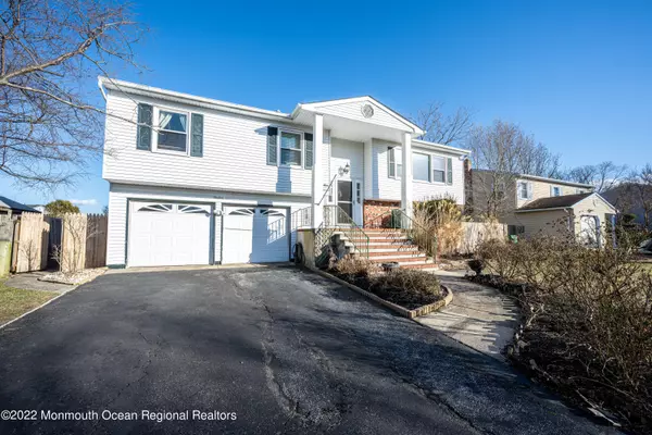 13 Evergreen Place, Howell, NJ 07731