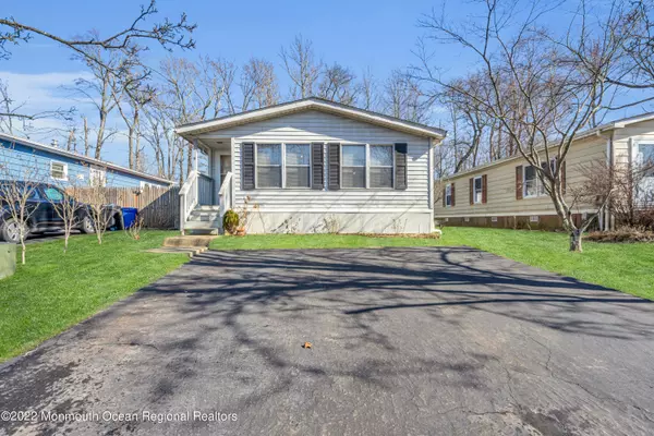Manalapan, NJ 07726,4 Cedar Court