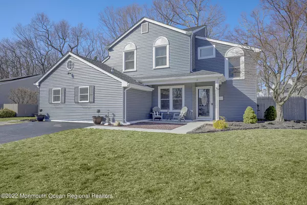 17 Bunker Hill Drive, Howell, NJ 07731