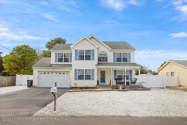 4 Frankies Lane, Toms River, NJ 08753