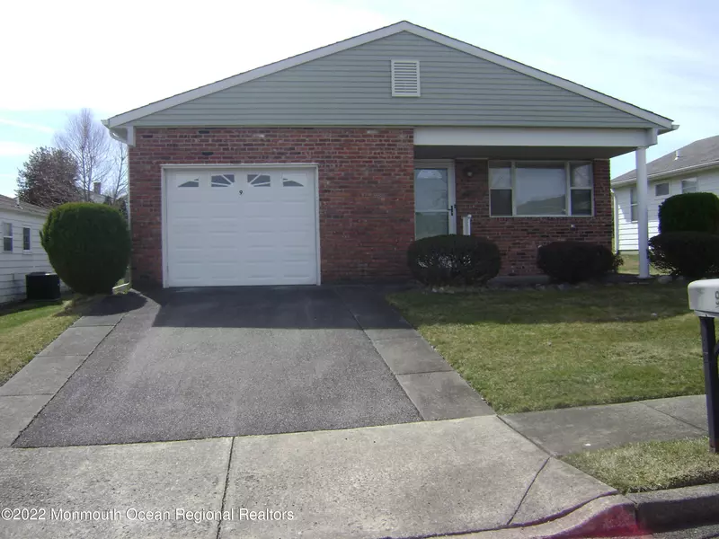 9 Longdenville Street, Toms River, NJ 08757