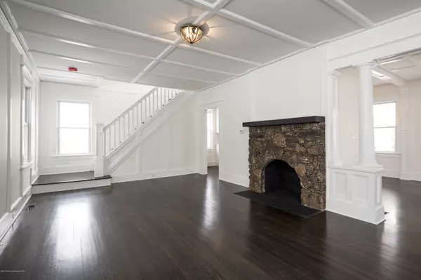 Rumson, NJ 07760,92 E River Road