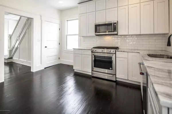 Rumson, NJ 07760,92 E River Road