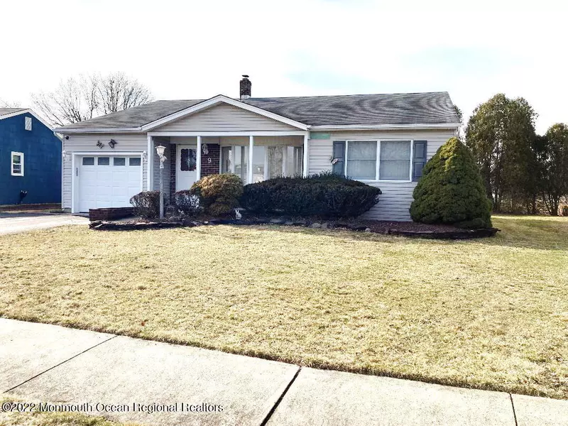 9 Oakfield Road, Toms River, NJ 08757