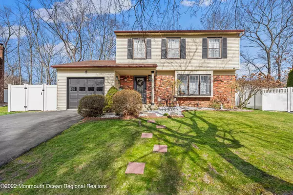 8 Musket Court, Howell, NJ 07731