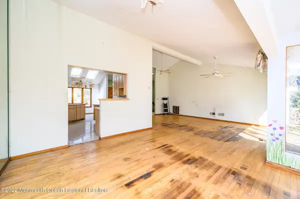 Holmdel, NJ 07733,10 Mount Drive