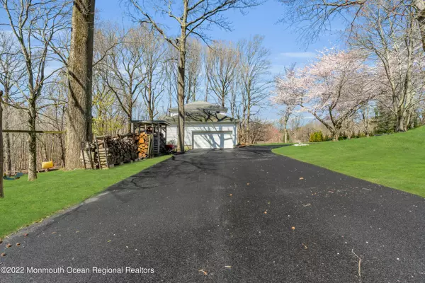 Holmdel, NJ 07733,6 Lois Place