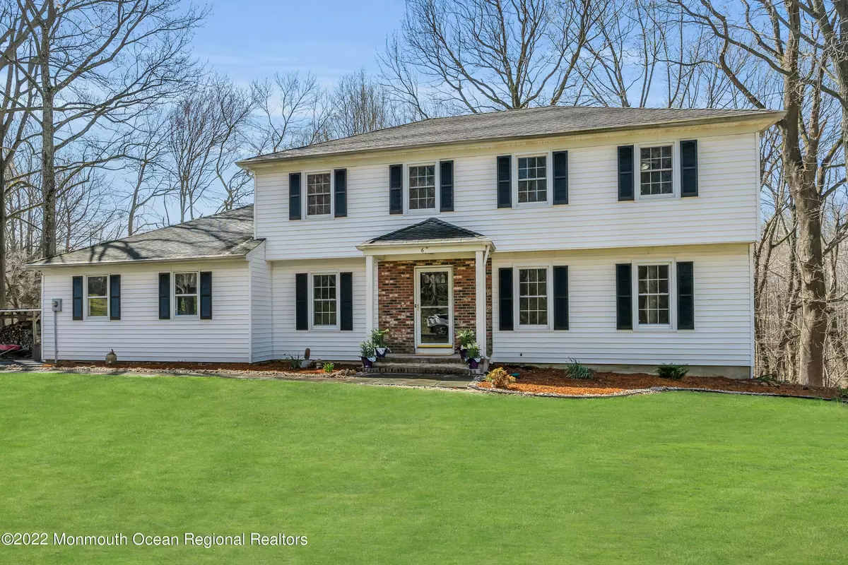 Holmdel, NJ 07733,6 Lois Place