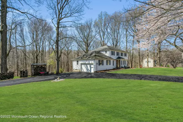 Holmdel, NJ 07733,6 Lois Place