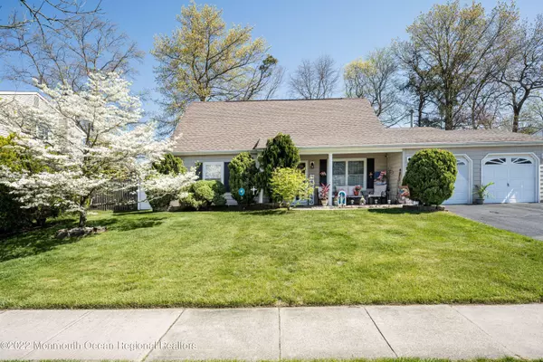 8 Quailtree Lane, Howell, NJ 07731