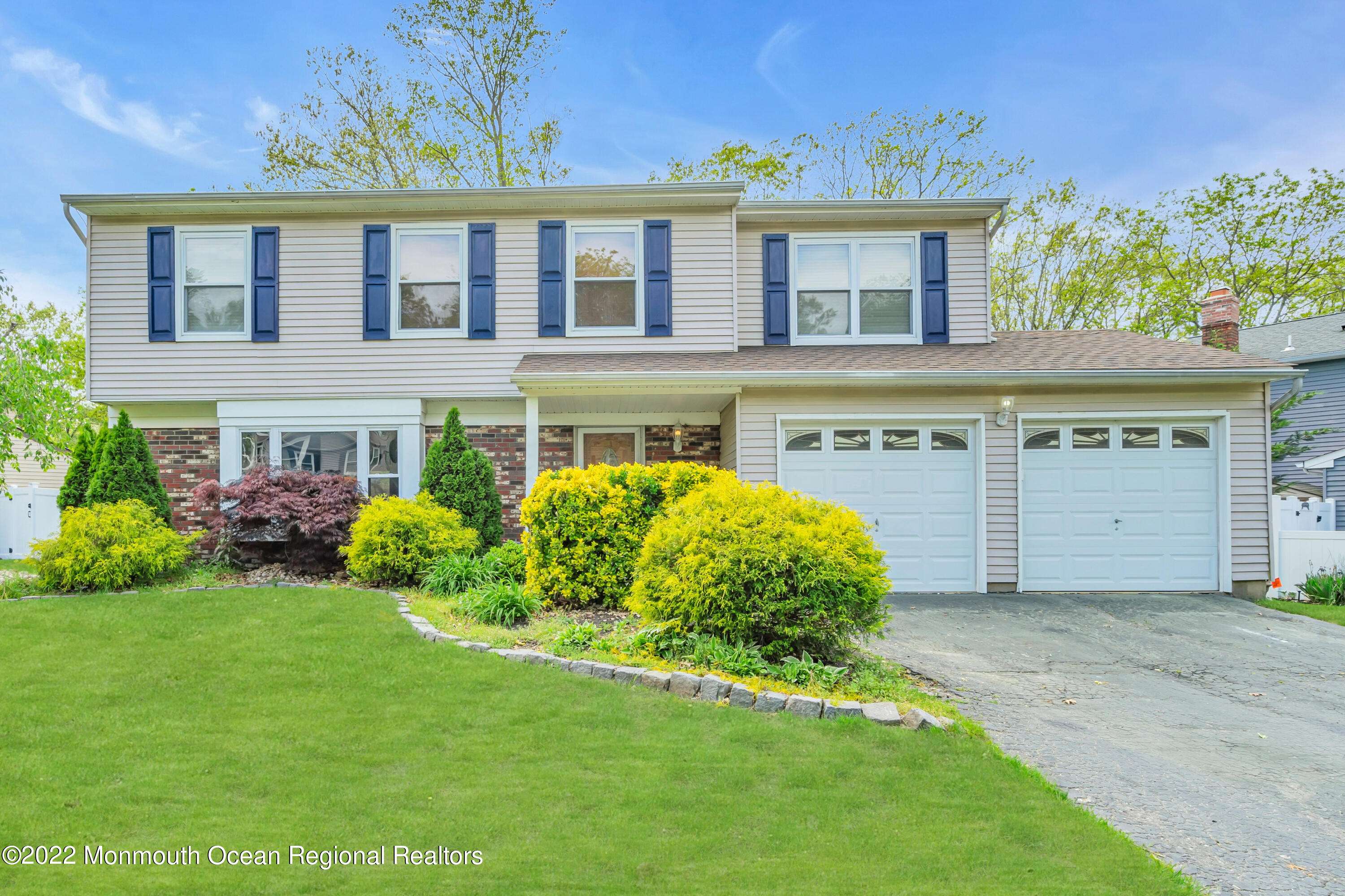 8 Pioneer Drive, Howell, NJ 07731