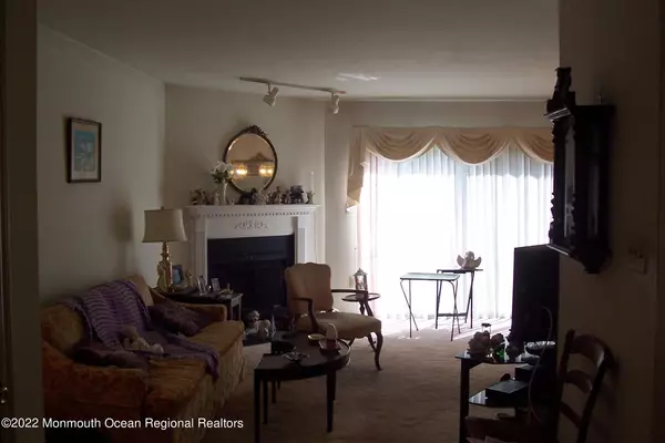 Eatontown, NJ 07724,13 Oak Lane