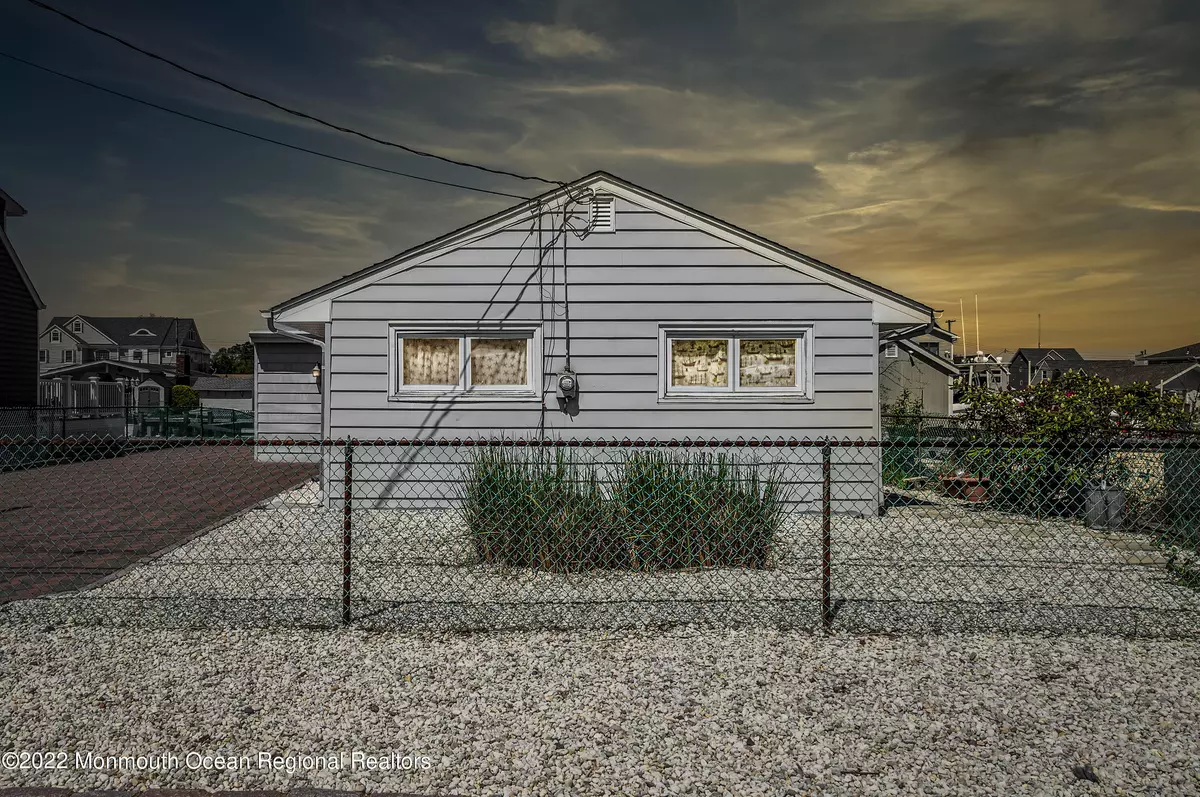 Lanoka Harbor, NJ 08734,907 Meadow Lark Drive