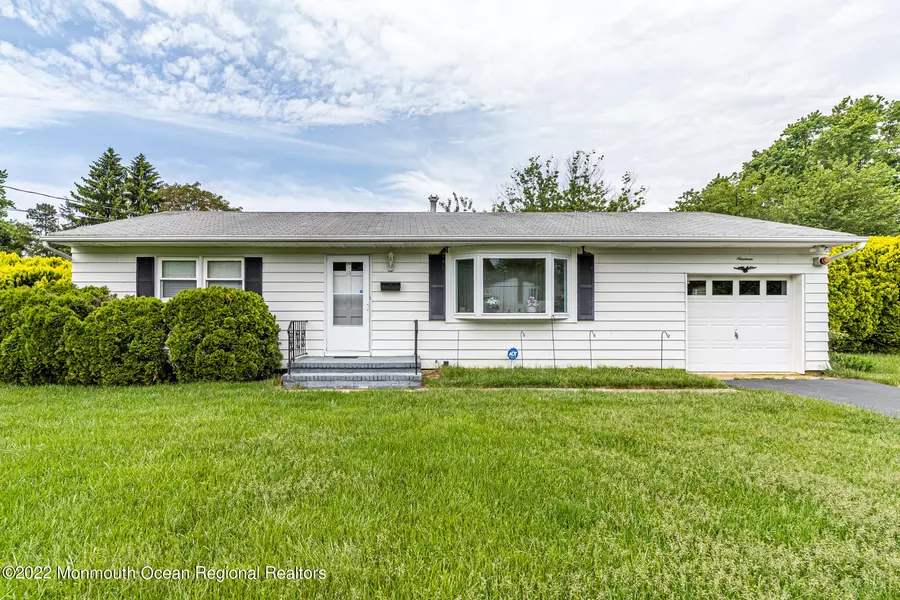 19 Holiday Road, Manalapan, NJ 07726