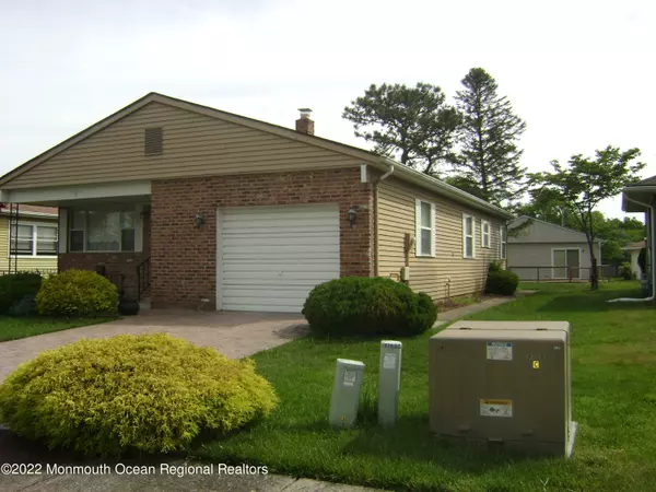 Toms River, NJ 08757,7 Wakan Court