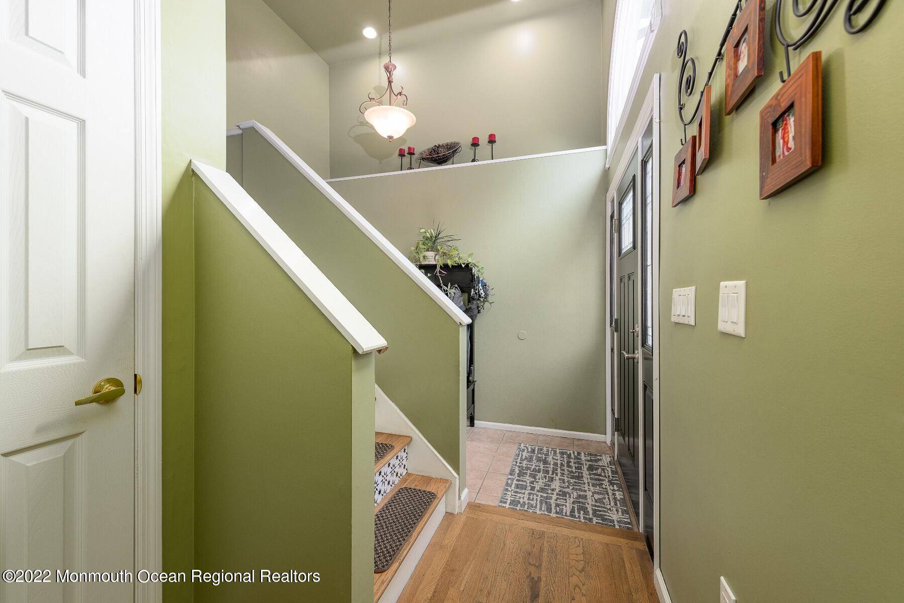 Leonardo, NJ 07737,7 Birchwood Place