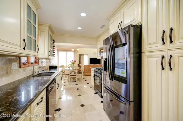 5 Pemberton Drive, Matawan, NJ 07747