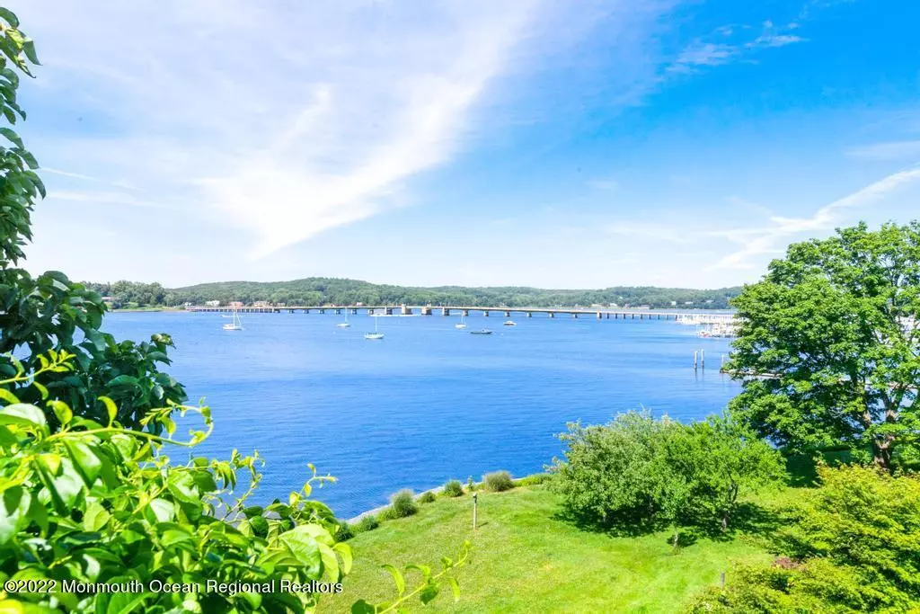 Rumson, NJ 07760,70 W River Road