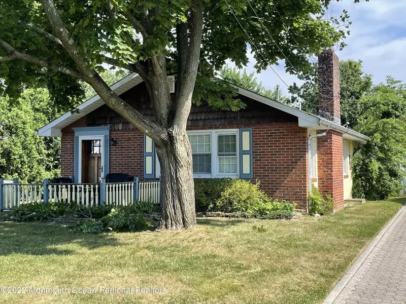 82 Saint Peters Place, Keyport, NJ 07735