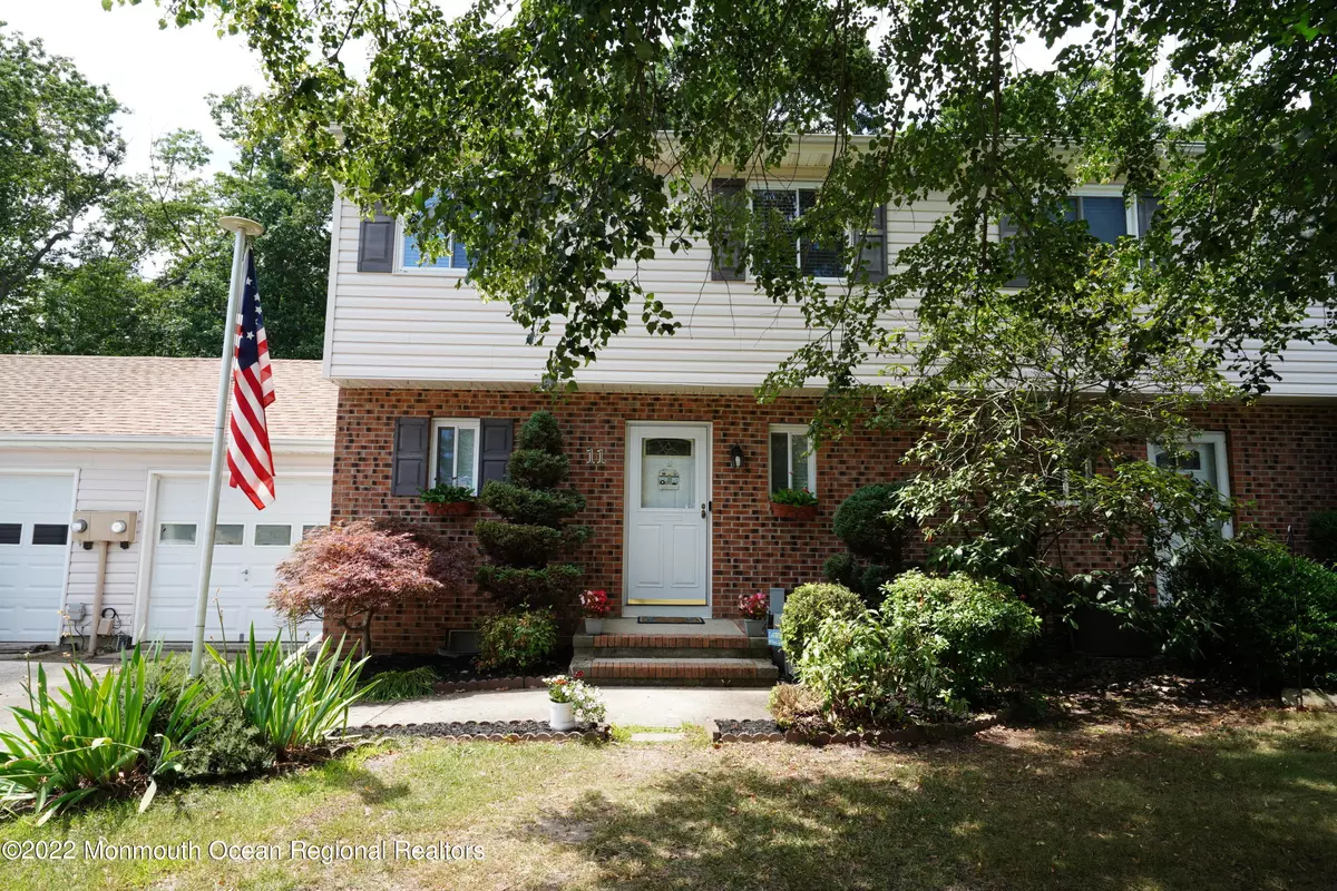 Howell, NJ 07731,11 Lynne Court