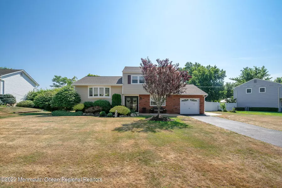 21 Whittier Drive, Manalapan, NJ 07726