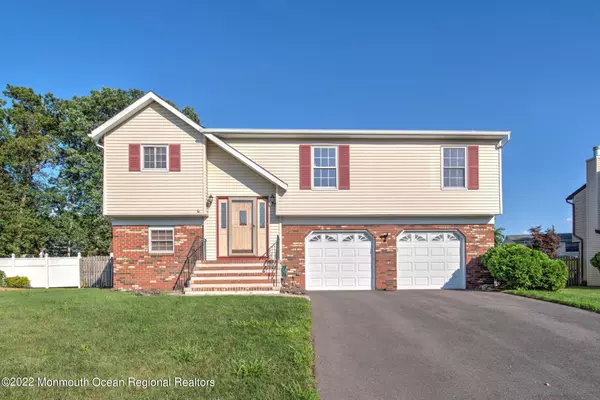 118 Starlight Road, Howell, NJ 07731