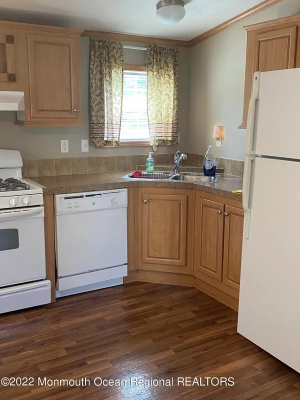 Manahawkin, NJ 08050,5 Maple Tree Court