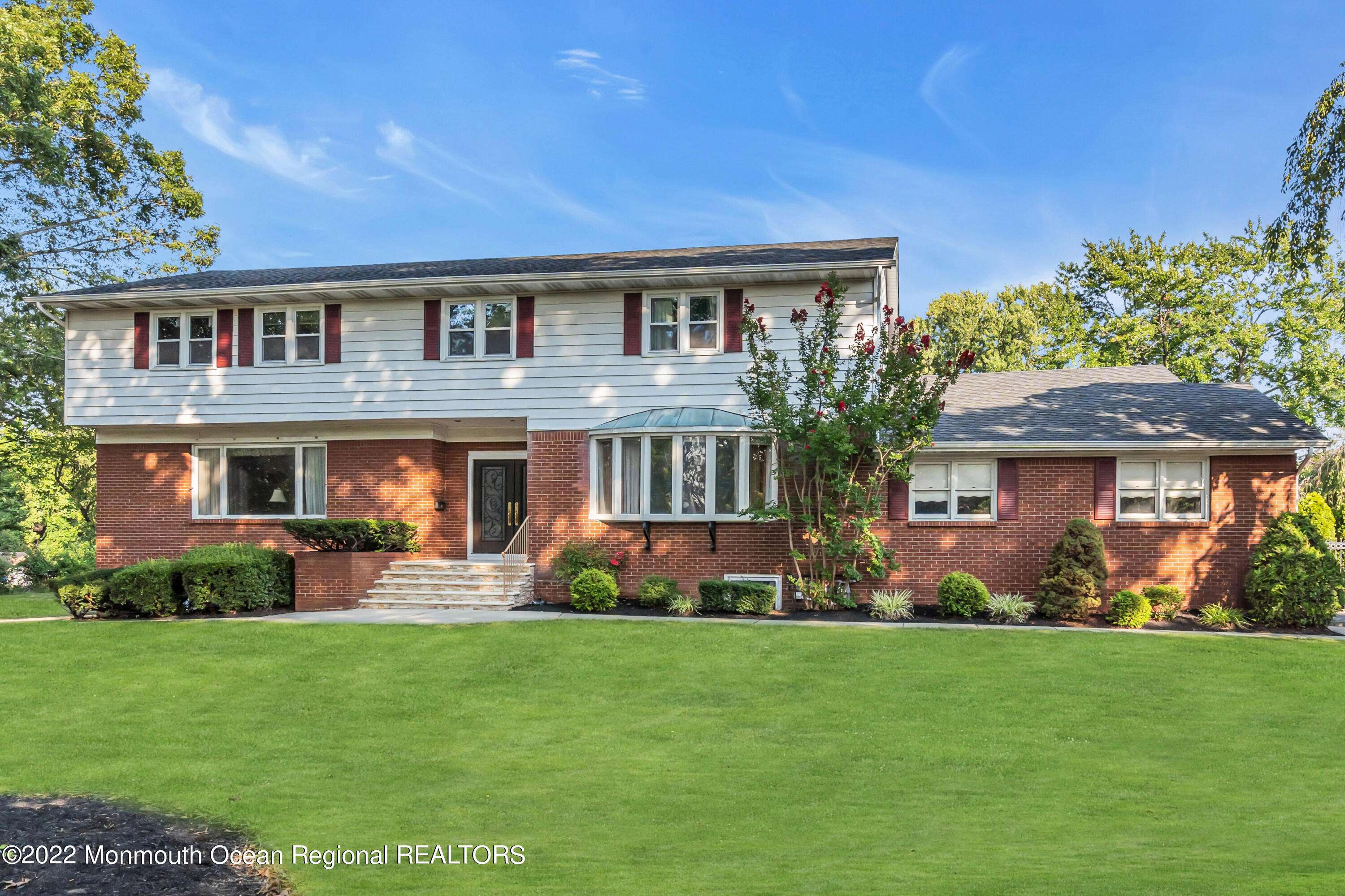 16 Arthur Place, Middletown, NJ 07748