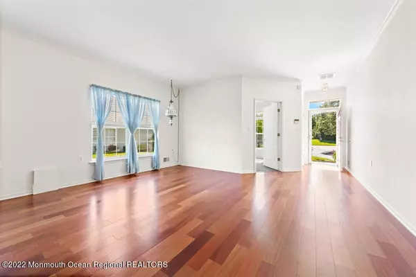 Holmdel, NJ 07733,2 Lilac Court