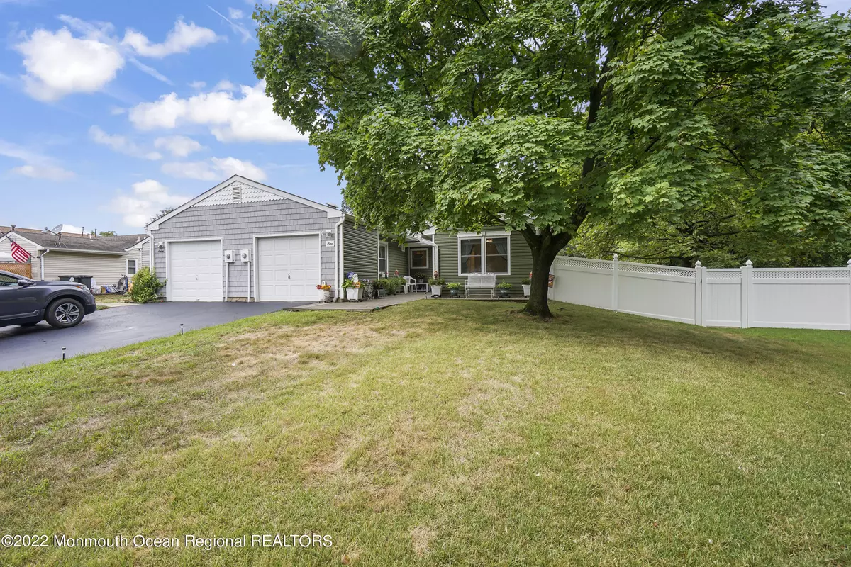 Freehold, NJ 07728,9 Briarcliff Court