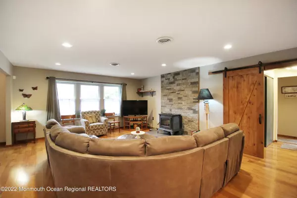 Whiting, NJ 08759,1 Holyoke Court