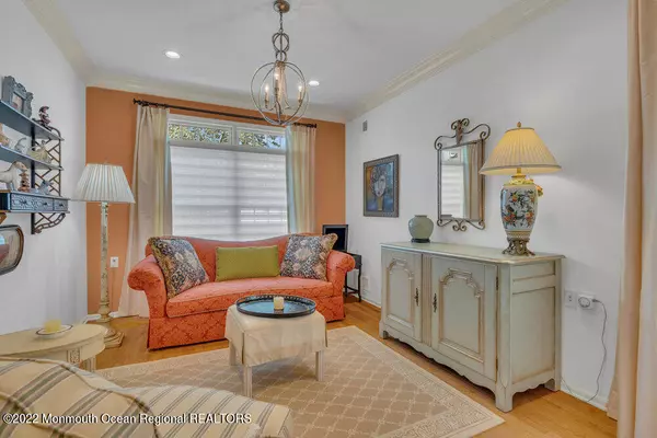 Holmdel, NJ 07733,16 Wellington Street