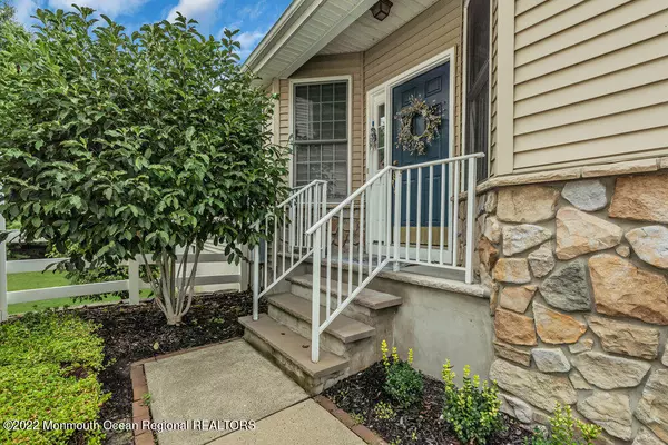 Holmdel, NJ 07733,16 Wellington Street