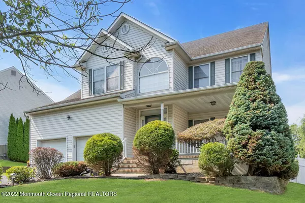 4 Hampton Court, Matawan, NJ 07747