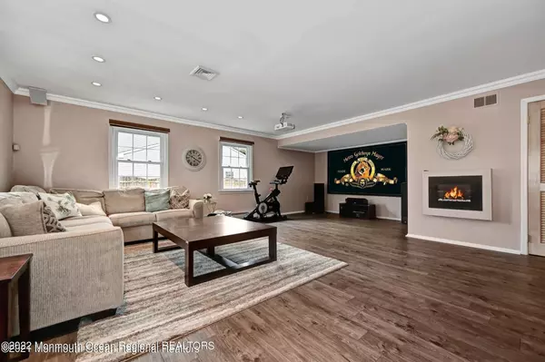 Farmingdale, NJ 07727,8 Brook Street