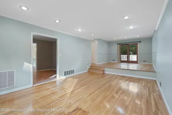 Holmdel, NJ 07733,61 Telegraph Hill Road