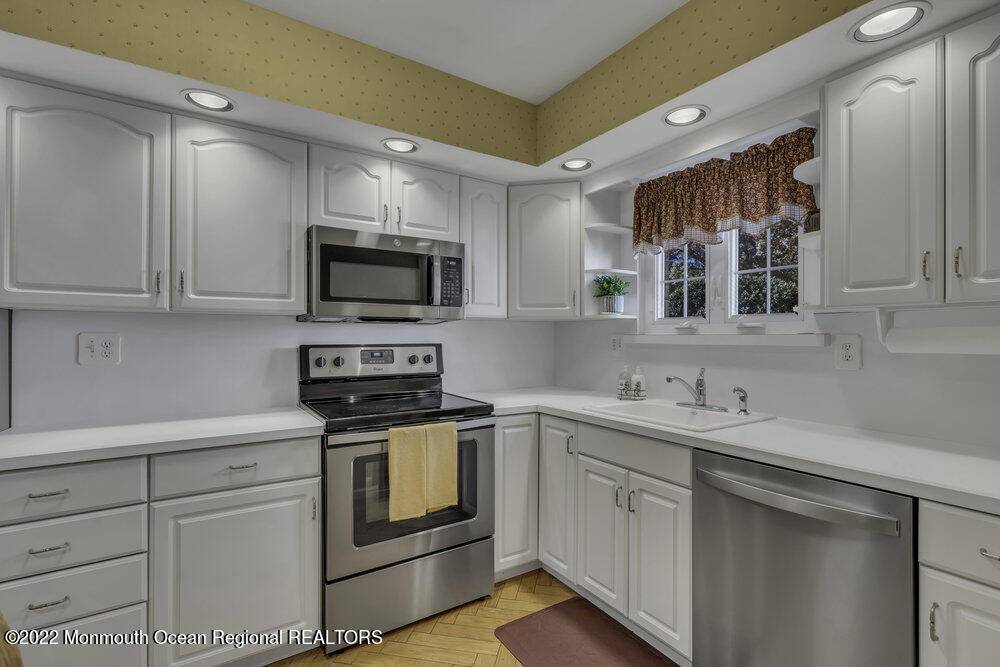 Spring Lake Heights, NJ 07762,2 Oak Court