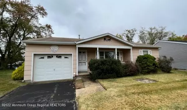 8 Down Court, Toms River, NJ 08757