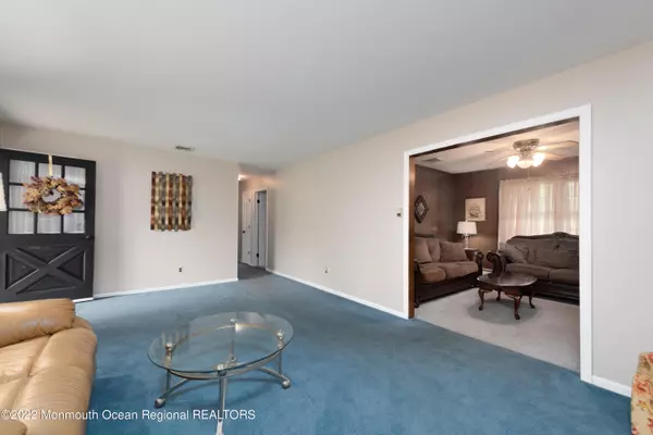 Holmdel, NJ 07733,701 Holmdel Road