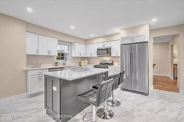 Holmdel, NJ 07733,20 Sweet Briar Lane