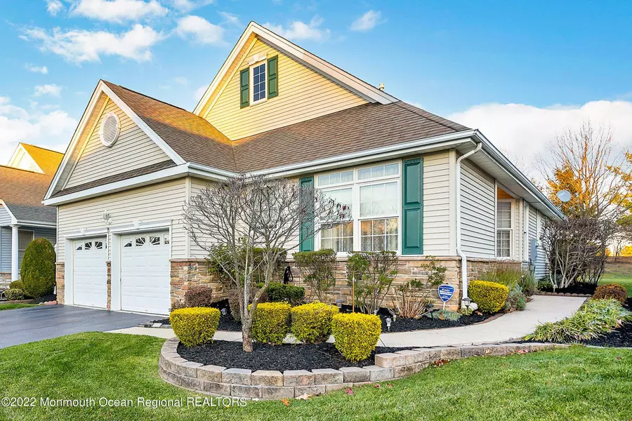 7 Kensington Court, Holmdel, NJ 07733