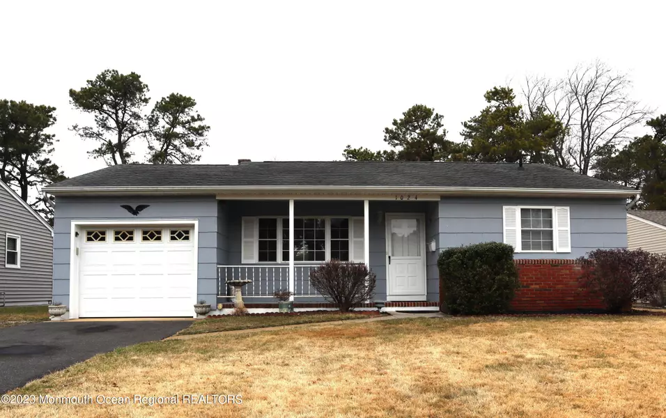 1024 Edgebrook Drive E, Toms River, NJ 08757