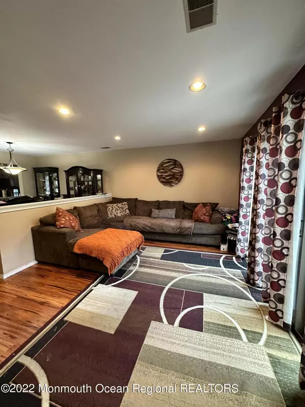 Freehold, NJ 07728,10 Victoria Court #7