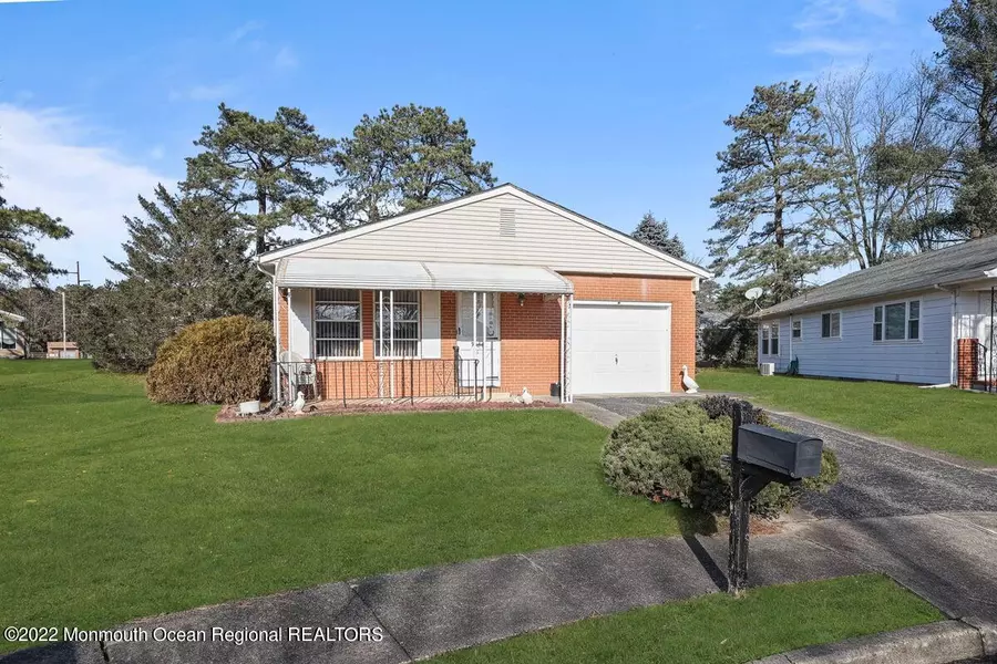 16 Beaumont Court, Toms River, NJ 08757