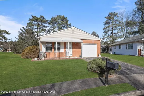 16 Beaumont Court, Toms River, NJ 08757