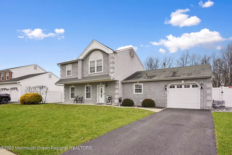 6 Aqueduct Place, Howell, NJ 07731